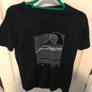 Black tshirt with wave